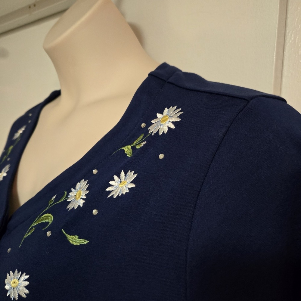 Quacker Factory Size XL Navy Field of Daisies Button-up Short Sleeve Knit Top - Picture 4 of 6